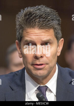 Washington, District de Columbia, Etats-Unis. 14Th Mar, 2018. David L. Bowdich, Directeur adjoint par intérim du Federal Bureau of Investigation (FBI), témoigne devant le comité du Sénat des États-Unis sur le système judiciaire au cours de ''un oubli audience afin d'examiner la prise de parc et des propositions législatives visant à améliorer la sécurité à l'école'' sur la colline du Capitole à Washington, DC le mercredi 14 mars, 2018.Credit : Ron Sachs/CNP Crédit : Ron Sachs/CNP/ZUMA/Alamy Fil Live News Banque D'Images