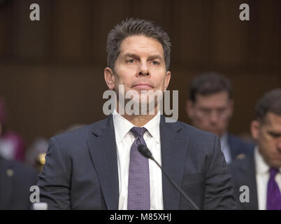 Washington, District de Columbia, Etats-Unis. 14Th Mar, 2018. David L. Bowdich, Directeur adjoint par intérim du Federal Bureau of Investigation (FBI), témoigne devant le comité du Sénat des États-Unis sur le système judiciaire au cours de ''un oubli audience afin d'examiner la prise de parc et des propositions législatives visant à améliorer la sécurité à l'école'' sur la colline du Capitole à Washington, DC le mercredi 14 mars, 2018.Credit : Ron Sachs/CNP Crédit : Ron Sachs/CNP/ZUMA/Alamy Fil Live News Banque D'Images