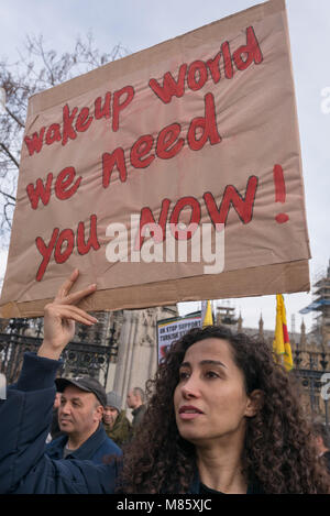 Londres, Royaume-Uni. 14 mars 2018. Kurdes continuent de protester à la place du Parlement, après que la police les persuada d'arrêter de bloquer la route. Ils veulent obtenir le Royaume-Uni et d'autres pays occidentaux à prendre des mesures pour arrêter l'invasion turque de l'Afrin, une zone kurde de la Syrie à la frontière turque. Les forces turques, aidé par fédération de soutien de l'air et de l'Armée syrienne libre qui comprend de nombreux anciens ISIS et al-Qaeda fighters tentent d'éliminer la population kurde dans la région, affirmant qu'ils sont tous des terroristes. Les forces kurdes a joué le rôle majeur dans la défaite d'ISIS qui a été soutenu par Banque D'Images