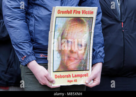 Bristol, Royaume-Uni, le 14 mars, 2018. La population locale portant des pancartes portant la photo de l'un de ceux qui sont morts dans la tragédie sont représentés comme ils prennent part à une marche silencieuse pour les victimes d'incendie de la tour de Grenfell. La marche organisée par Bristol4Grenfell et soutenu par la campagne Justice Pour Grenfell et Bristol Assemblée du peuple a eu lieu afin de permettre aux gens de manifester leur solidarité avec les habitants de London's estate Grenfell, dont la lutte pour la justice continue de plus de huit mois après l'incendie qui a tué 71 personnes. Credit : lynchpics/Alamy Live News Banque D'Images