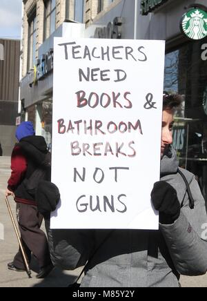 New York, NY, USA. 14Th Mar, 2018. New York City les élèves participant au Programme national de débordement d'étudiants protester contre la violence par arme à feu en direction de Adam Clayton Powell Jr State Office Building à New York, New York le 14 mars 2018. Rainmaker : Crédit Photo/media/Alamy Punch Live News Banque D'Images