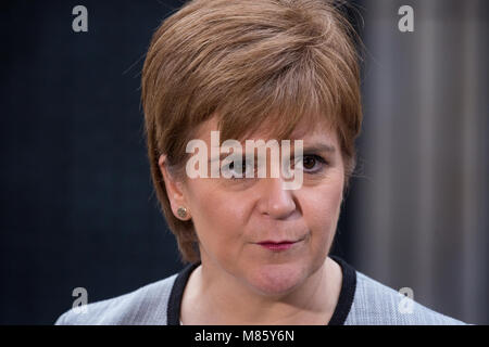 Londres, Royaume-Uni. 14 mars, 2018. Nicola Sturgeon, Premier Ministre de l'Écosse, parle de diffuser des médias à l'extérieur de 10 Downing Street, à la suite d'une réunion avec le premier ministre Theresa May. Sujets abordés figuraient Brexit, pouvoirs dévolus par la loi et d'amendement de l'UE retrait l'agent neurotoxique perpétré à Salisbury. Credit : Mark Kerrison/Alamy Live News Banque D'Images