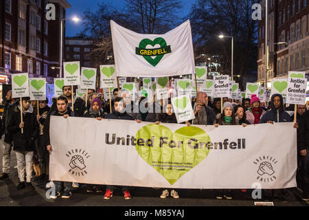 Londres, Royaume-Uni. 14 mars 2018 Les gens détiennent plakcards et bannières au cours d'une marche silencieuse en souvenir de ceux qui l'incendie diedin Grenfell catastrophe. Credit : Thabo Jaiyesimi/Alamy Live News Banque D'Images