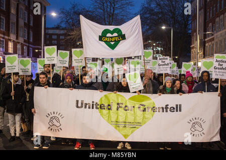 Londres, Royaume-Uni. 14 mars 2018 Les gens détiennent plakcards et bannières au cours d'une marche silencieuse en souvenir de ceux qui l'incendie diedin Grenfell catastrophe. Credit : Thabo Jaiyesimi/Alamy Live News Banque D'Images