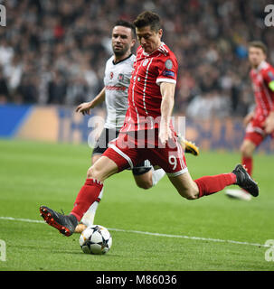 (180315) -- ISTANBUL, 15 mars 2018(Xinhua) -- Robert Lewandowski (avant) du Bayern Munich pousses durant la Ligue des Champions de l'UEFA 2017-2018 tour de jambe deuxième 16 match de football entre la Turquie et l'Allemagne de Besiktas Bayern Munich à Istanbul, Turquie, le 14 mars 2018. Le Bayern Munich a gagné 3-1 et est qualifié pour les quarts de finale. (Xinhua/Il Canling) Banque D'Images