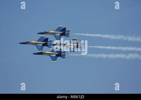 WEST PALM BEACH, FL - 05 MAI 2006 : US Navy Blue Angels pratique pour le Fort Lauderdale Air & Sea Show. Les Blue Angels, l'Escadron de démonstration en vol de la marine américaine (USNFDS), est un mélange de vol en formation et l'aide de routines solo F/A-18 Hornet. Les pilotes d'effectuer environ 30 manoeuvres lors la démonstration aérienne, qui dure environ une heure et 15 minutes.Le spectacle a lieu les 6 et 7 mai prochain. Ft. Lauderdale Beach, en Floride. Les gens ; Blue Angels, F/A-18 Hornet Banque D'Images