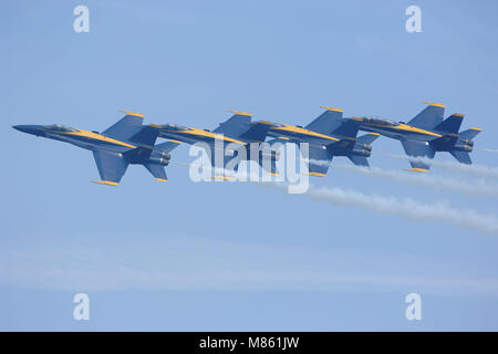 WEST PALM BEACH, FL - 05 MAI 2006 : US Navy Blue Angels pratique pour le Fort Lauderdale Air & Sea Show. Les Blue Angels, l'Escadron de démonstration en vol de la marine américaine (USNFDS), est un mélange de vol en formation et l'aide de routines solo F/A-18 Hornet. Les pilotes d'effectuer environ 30 manoeuvres lors la démonstration aérienne, qui dure environ une heure et 15 minutes.Le spectacle a lieu les 6 et 7 mai prochain. Ft. Lauderdale Beach, en Floride. Les gens ; Blue Angels, F/A-18 Hornet Banque D'Images