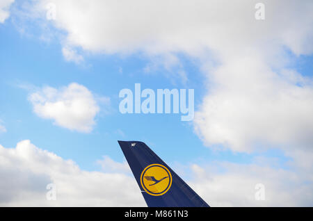 14 mars 2018, l'Allemagne, Frankfurt am Main : l'empennage d'un avion de Lufthansa étend vers le ciel à l'aire de trafic de l'aéroport de l'aéroport de Francfort. Photo : Arne Dedert/dpa Banque D'Images