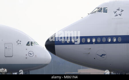 14 mars 2018, l'Allemagne, Frankfurt am Main : un Airbus A380 (L) et un design rétro Boeing 747-8 se croisent le chemin d'autres personnes à la rampe de l'aéroport de Francfort. Photo : Arne Dedert/dpa Banque D'Images