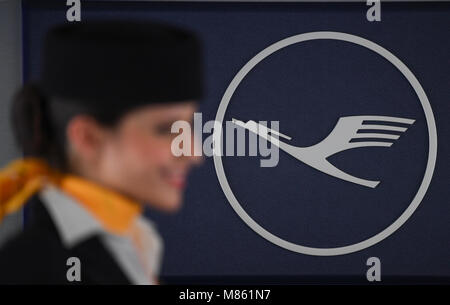 14 mars 2018, l'Allemagne, Frankfurt am Main : Lufthansa flight attendant Natalie Reis se place en avant du logo de l'entreprise à l'intérieur d'un Boeing 747-800. Photo : Arne Dedert/dpa Banque D'Images