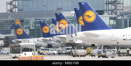 14 mars 2018, l'Allemagne, Frankfurt am Main : avions Lufthansa se tenir dans une rangée à la porte A-plus de l'aéroport de Francfort. Photo : Arne Dedert/dpa Banque D'Images