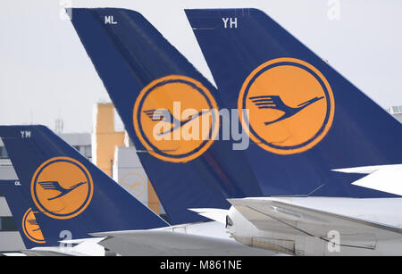 14 mars 2018, l'Allemagne, Frankfurt am Main : Lufthansa avions avec le logo crane stand dans une rangée à la porte A-plus de l'aéroport de Francfort. Photo : Arne Dedert/dpa Banque D'Images