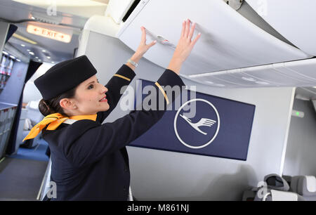 14 mars 2018, l'Allemagne, Frankfurt am Main : Lufthansa flight attendant Natalie Reis prépare l'embarquement en classe Affaires d'un Boeing 747-800. Photo : Arne Dedert/dpa Banque D'Images