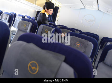 14 mars 2018, l'Allemagne, Frankfurt am Main : Lufthansa flight attendant Natalie Reis prépare l'embarquement dans la classe économique d'un Boeing 747-800. Photo : Arne Dedert/dpa Banque D'Images