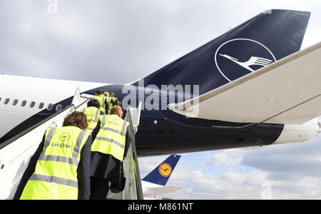 14 mars 2018, l'Allemagne, Frankfurt am Main : l'équipage d'un vol Lufthansa un Boeing 747-800 conseils. Photo : Arne Dedert/dpa Banque D'Images