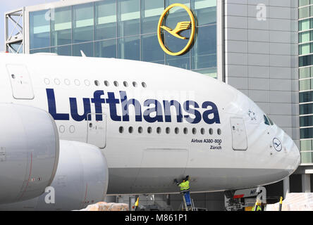 14 mars 2018, l'Allemagne, Frankfurt am Main : un Airbus A380-800 est en position de stationnement au Terminal 1 de l'aéroport de Francfort. Photo : Arne Dedert/dpa Banque D'Images