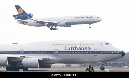 14 mars 2018, l'Allemagne, Frankfurt am Main : UN MD-11F de Lufthansa-Cargo terre derrière un design rétro Lufthansa Boeing 747-8 à l'aéroport de Francfort. Photo : Arne Dedert/dpa Banque D'Images