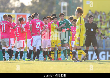 SANKYO FRONTIER Kashiwa Stadium, Chiba, Japon. Mar 10, 2018. Cerezo Osaka Cerezo (groupe de l'équipe), Hidekazu Otani (Reysol), Kim Hyeon Jin (Cerezo) L-R, 10 mars 2018 - Football : 2018 J1 match de championnat entre Kashiwa Reysol 1-1 Cerezo Osaka SANKYO FRONTIER Kashiwa Stadium, Chiba, Japon. Credit : AFLO/Alamy Live News Banque D'Images