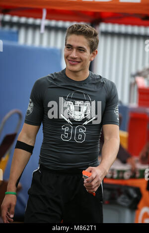 QB Long Beach Poly Jacob Garcia # 036 à l'ouverture de la Nike Football World Los Angeles le 11 mars 2018 au terrain de pratique chargeurs. Photo par Jevone Moore Banque D'Images