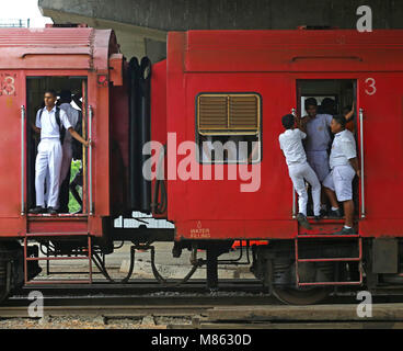 L'École Childern voyageant sur le marchepied du train après l'École de Colombo à Gampaha. Banque D'Images