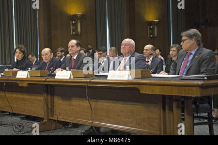 14 mars 2018 - Washington, District de Columbia, États-Unis d'Amérique - de gauche à droite : United States Secrétaire au travail Elaine Chao, secrétaire au Commerce Wilbur Ross, secrétaire du Travail Alexander Acosta, Ministre de l'Agriculture Sonny Perdue et la secrétaire de l'Énergie, Rick Perry, témoigner devant le comité du Sénat américain sur le commerce, les sciences et le transport sur les ''š''La reconstruction des infrastructures en Amérique latine : Perspectives de l'Administration'' sur la colline du Capitole à Washington, DC le mercredi 14 mars, 2018. Il est inhabituel pour cinq secrétaires du cabinet de comparaître devant un S Banque D'Images