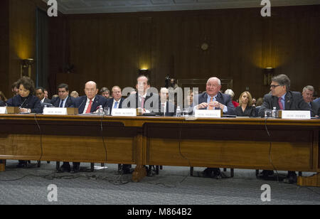 14 mars 2018 - Washington, District de Columbia, États-Unis d'Amérique - de gauche à droite : United States Secrétaire au travail Elaine Chao, secrétaire au Commerce Wilbur Ross, secrétaire du Travail Alexander Acosta, Ministre de l'Agriculture Sonny Perdue et la secrétaire de l'Énergie, Rick Perry, témoigner devant le comité du Sénat américain sur le commerce, les sciences et le transport sur les ''š''La reconstruction des infrastructures en Amérique latine : Perspectives de l'Administration'' sur la colline du Capitole à Washington, DC le mercredi 14 mars, 2018. Il est inhabituel pour cinq secrétaires du cabinet de comparaître devant un S Banque D'Images