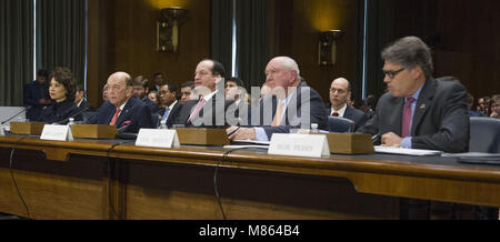 14 mars 2018 - Washington, District de Columbia, États-Unis d'Amérique - de gauche à droite : United States Secrétaire au travail Elaine Chao, secrétaire au Commerce Wilbur Ross, secrétaire du Travail Alexander Acosta, Ministre de l'Agriculture Sonny Perdue et la secrétaire de l'Énergie, Rick Perry, témoigner devant le comité du Sénat américain sur le commerce, les sciences, et le transport sur ''La reconstruction des infrastructures en Amérique latine : Perspectives de l'Administration'' sur la colline du Capitole à Washington, DC le mercredi 14 mars, 2018. Il est inhabituel pour cinq secrétaires du cabinet de comparaître devant un Sena Banque D'Images