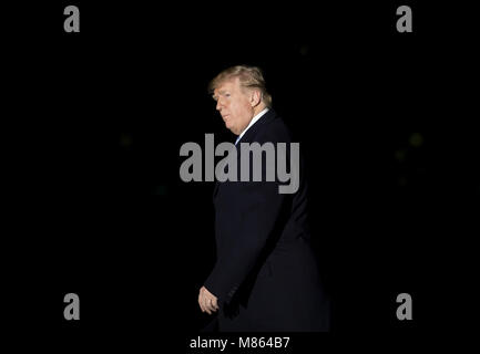 Washington, District de Columbia, Etats-Unis. 14Th Mar, 2018. Le Président des Etats-Unis, Donald J. Trump arrive à la Maison Blanche à Washington, DC, après un voyage au sud de la Californie et de Saint Louis le mercredi 14 mars, 2018. Crédit : Eric Thayer/Piscine via CNP Crédit : Eric Thayer/CNP/ZUMA/Alamy Fil Live News Banque D'Images