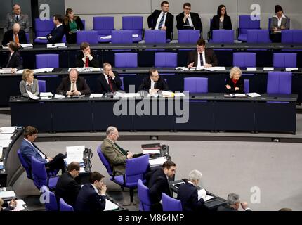 Berlin, Allemagne. Mar 15, 2018. Bundestag (parlement fédéral) députés assis devant la Cour du banc du gouvernement, où Heiko Maas (première rangée, 2e à partir de la droite, SPD), le ministre des Affaires étrangères, et Ursula von der Leyen (première rangée, L, CDU), le ministre de la Défense, s'asseoir, pendant une session du Bundestag . La session parlementaire de l'ordre du jour comprend, entre autres, à la poursuite de l'arbitrage de la Bundeswehr (armée fédérale) le déploiement en Irak, en Afghanistan, dans le sud du Soudan et au Darfour, ainsi que l'abolition de la contribution de solidarité d'exception et les modifications à la Loi sur le travail. Photo Banque D'Images