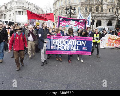 Londres, Royaume-Uni. 14 mars, 2018. Le syndicat du personnel de l'université, UCU, les membres, les étudiants et les partisans du mois de mars dans le "Défendre l'éducation et de payer les pensions pour mars" au Parlement du Royaume-Uni après avoir rejeté une offre de règlement de leurs employeurs. Credit : Alan Gallery/Alamy Live News Banque D'Images