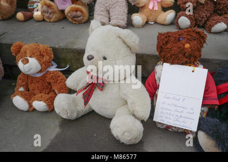 Berlin, Allemagne. 15 mars, 2018. L'un d'un total de 740 ours en partie d'un mémoire portant une carte avec avec le message manuscrit 'cher enfant ! Bienvenue dans notre pays pour vous et votre famille !". Il s'agit d'une campagne par Vision mondiale Deutschland au 7e anniversaire de la guerre en Syrie. Chaque ours est censée représenter un millier d'âge les enfants déplacés par la guerre. Photo : Jörg Carstensen/dpa dpa : Crédit photo alliance/Alamy Live News Banque D'Images