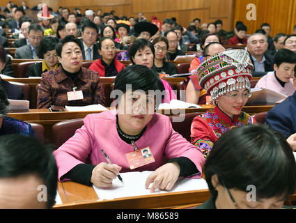 (180315) -- BEIJING, 15 mars 2018 (Xinhua) -- Du Liqun (L'avant), assiste à la troisième séance plénière de la première session du 13e Comité National de la Conférence consultative politique du peuple chinois (CCPPC) à Beijing, capitale de la Chine, 10 mars 2018. Du Liqun est une infirmière surveillante de SIDA ministère dans le quatrième hôpital de Nanning. Elle a été coincée à son poste depuis le département de lutte contre le sida a été fondée en 2005. En dehors de la direction travaille notamment la prise de règlements, le recrutement et la formation du personnel, son œuvre majeure est de prendre soin de patient SIDA Banque D'Images