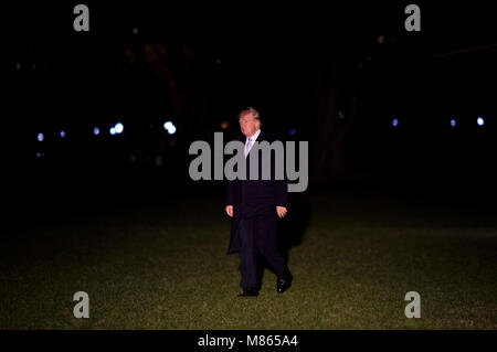 Le Président des Etats-Unis, Donald J. Trump arrive à la Maison Blanche à Washington, DC, après un voyage au sud de la Californie et de Saint Louis le mercredi 14 mars, 2018. Crédit : Eric Thayer/piscine par CNP /MediaPunch Banque D'Images