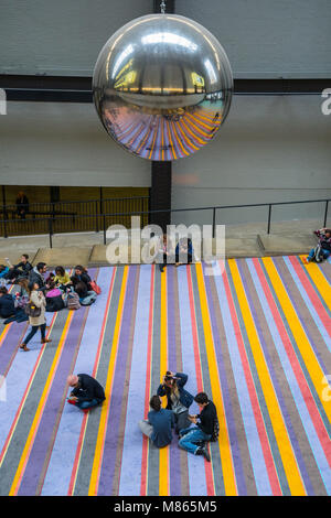 Londres, Royaume-Uni. 15 mars, 2018. Une énorme boule de métal réfléchissant balançoires dans le Turbine Hall de la Tate Modern, partie de l'art danois Superflex collective installation interactive appelée Un Deux Trois Swing !. Credit : Roger Garfield/Alamy Live News Banque D'Images