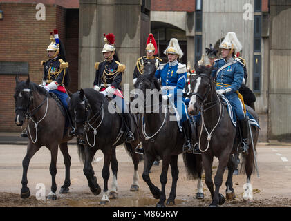 Knightsbridge, Londres, Royaume-Uni. 15 mars 2018. Knightsbridge est témoin d'un spectacle impressionnant que la reine garde monté parade à Hyde Park pour prouver leur volonté d'un autre été bien rempli d'apparat. Après d'intenses préparatifs qui ont impliqué des centaines d'heures de formation, perfectionnement de la prouesse physique et mentale des chevaux et des hommes, la Household Cavalry régiment monté sont mis à l'épreuve au cours de leur inspection annuelle par le Major-général Ben Bathurst l'officier général commandant de la Division des ménages. Les cavaliers français également. Credit : Malcolm Park/Alamy Live News. Banque D'Images