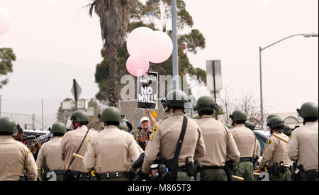 Beijing, USA. 13Th Mar, 2018. Un homme proteste contre le mur de la frontière près de la frontière entre les États-Unis et le Mexique à San Diego, États-Unis, le 13 mars 2018. Lorsque d'autres pays construisent des ponts pour faciliter le transport et les communications, les États-Unis, au contraire, est en train de construire un mur qui vise à empêcher les migrants de pénétrer dans le pays, mais finira par s'isoler du monde. Crédit : Li Ying/Xinhua/Alamy Live News Banque D'Images