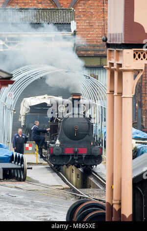 Kidderminster, UK. 15 mars, 2018. La vallée de la Severn Le personnel des chemins de fer se sont tous embuée en préparation pour le Gala de la vapeur de printemps qui se déroulera le 16, 17 et 18 mars (ce week-end). Les ingénieurs peuvent être considérés soigneusement contrôler chaque boulon et riveter sur cette locomotive fumer, faire en sorte que tous les passagers bénéficient d'un voyage sans problème dans les jours à venir. Inclus dans l'impressionnante gamme de locomotives tournant sera le roi Édouard II no6023 et tornade n° 60163. Credit : Lee Hudson/Alamy Live News Banque D'Images