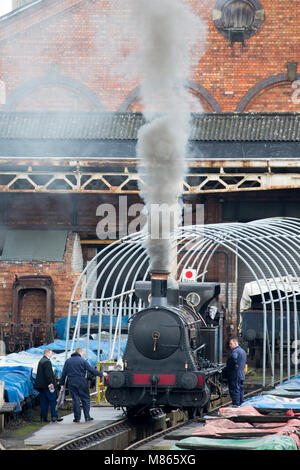 Kidderminster, UK. 15 mars, 2018. La vallée de la Severn Le personnel des chemins de fer se sont tous embuée en préparation pour le Gala de la vapeur de printemps qui se déroulera le 16, 17 et 18 mars (ce week-end). Les ingénieurs peuvent être considérés soigneusement contrôler chaque boulon et riveter sur cette locomotive fumer, faire en sorte que tous les passagers bénéficient d'un voyage sans problème dans les jours à venir. Inclus dans l'impressionnante gamme de locomotives tournant sera le roi Édouard II no6023 et tornade n° 60163. Credit : Lee Hudson/Alamy Live News Banque D'Images