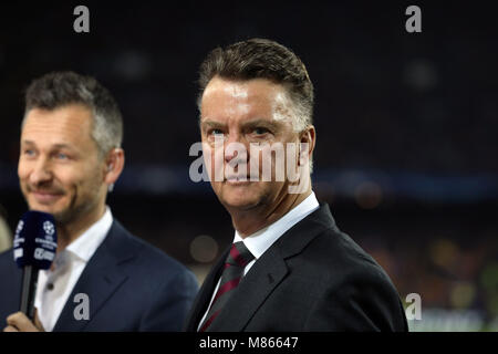 Barcelone, Espagne. 14Th Mar, 2018. LOUIS VAN GAAL, entraîneur du FC Barcelone lors d'une interview à la télévision avant de l'UEFA Champions League, rond de jambe 16, 2e match de football entre le FC Barcelone et Chelsea FC le 14 mars 2018 au Camp Nou à Barcelone, Espagne Photo : Manuel Blondeau/ZUMA/Alamy Fil Live News Banque D'Images