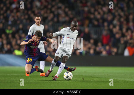 Barcelone, Espagne. 14Th Mar, 2018. NGOLO KANTE du Chelsea FC en duel pour le bal avec SERGI ROBERTO, du FC Barcelone au cours de la Ligue des Champions, huitièmes de finale, 2ème leg match de football entre le FC Barcelone et Chelsea FC le 14 mars 2018 au Camp Nou à Barcelone, Espagne Photo : Manuel Blondeau/ZUMA/Alamy Fil Live News Banque D'Images