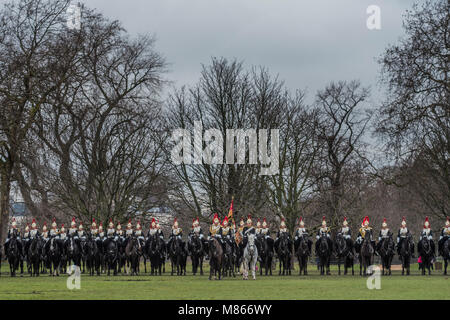 Londres, Royaume-Uni. 15 mars, 2018. La Household Cavalry régiment monté, les Queen's bodyguard monté parade à Hyde Park pour prouver leur volonté d'effectuer des fonctions honorifiques de l'état pour l'année. Leur inspection annuelle avait été effectuée par le Major-général Ben Bathurst l'officier général commandant de la Division des ménages. Crédit : Guy Bell/Alamy Live News Banque D'Images