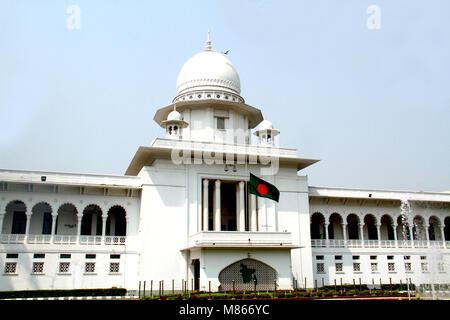 Dhaka. Mar 15, 2018. Le drapeau national du Bangladesh est considéré mis en berne à l'extérieur le bâtiment de la Haute Cour à Dhaka le 15 mars 2018. Avec tous les drapeaux nationaux à des bureaux gouvernementaux et des missions à l'étranger vers le bas en berne, le Bangladesh est en deuil jeudi les victimes de l'US-Bangla Airlines avion qui s'est écrasé au Népal. Credit : Salim reza/Xinhua/Alamy Live News Banque D'Images