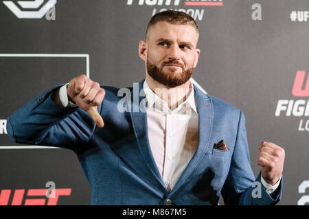 Londres, Royaume-Uni. 15 mars, 2018. Jan Blachowicz (coin bleu) pose pour les caméras. Crédit : Dan Cooke/Alamy Live News Banque D'Images