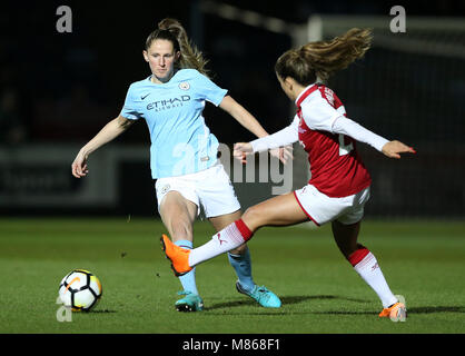 Arsenal Ladies' Danielle van de Donk et Manchester City Women's Abbie McManus bataille pour le ballduring les pneus Continental Cup Finale à Adams Park, High Wycombe. Banque D'Images