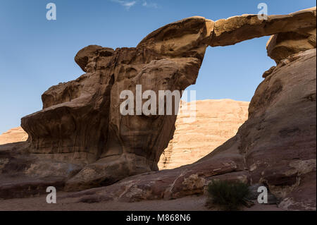 Um Fruth rock bridge dans le désert de Wadi Rum en Jordanie.. Banque D'Images