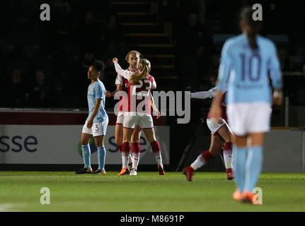 Arsenal Ladies' Vivianne Miedema célèbre du côté marquant ainsi son premier but du jeu lors de la finale de la Coupe Continental Tyres à Adams Park, High Wycombe. Banque D'Images