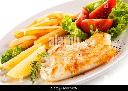 Filet de poisson frit avec des frites sur fond blanc Banque D'Images