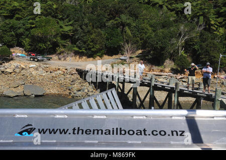 Le taximètre Mailboat oficially, partie de la Nouvelle-Zélande poster le courrier en cours, prend la poste, fournitures et les passagers à des régions éloignées du Marlborough Sound. Banque D'Images