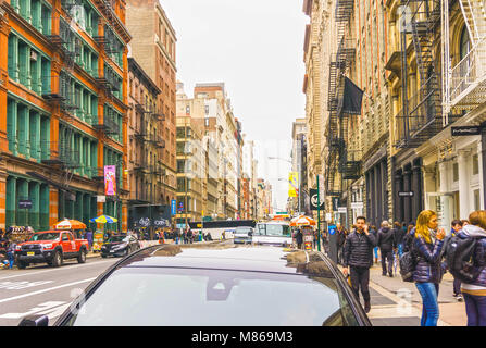 New York, États-Unis d'Amérique - 02 mai 2016 : Le vieux bâtiments résidentiels avec escalier de secours incendie à Soho Banque D'Images