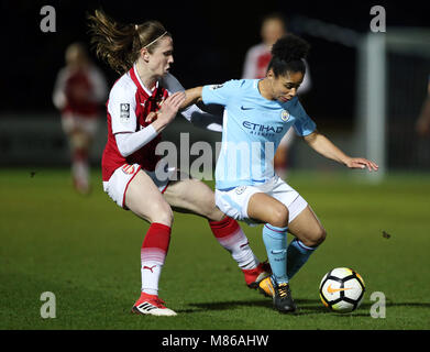 Arsenal Ladies' Heather O'Reilly (à gauche) et Manchester City Women's Demi Stokes bataille pour la balle durant la finale de la Coupe Continental Tyres à Adams Park, High Wycombe. Banque D'Images